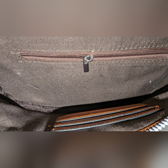 Yumita Crossbody w/ Adjustable Straps - Picture 2 of 7